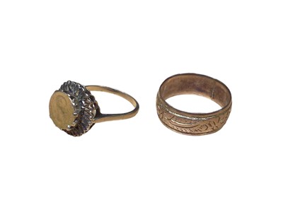 Lot 5 - 9ct gold mounted Mexican coin ring and 9ct gold wedding ring with foliate decoration