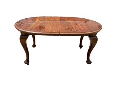 Lot 54 - 1920's mahogany oval extending dining table with extra leaf on cabriole legs, 149cm x 105cm