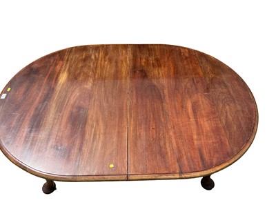 Lot 54 - 1920's mahogany oval extending dining table with extra leaf on cabriole legs, 149cm x 105cm