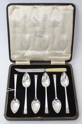 Lot 492 - Cased set of six silver grapefruit spoons and plated knife (Sheffield 1937)