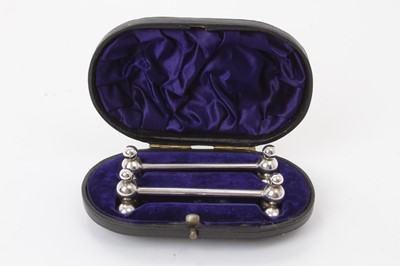 Lot 493 - Cased pair of Edwardian silver knife rests (Sheffield 1902)