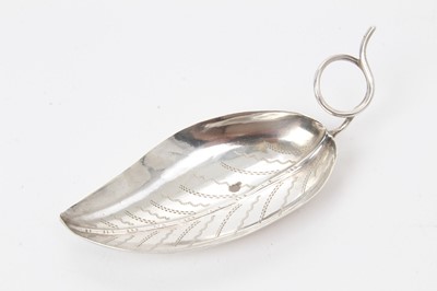 Lot 495 - George III silver caddy spoon in the form of a leaf (Birmingham 1798)