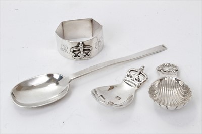 Lot 498 - Selection of miscellaneous silver including a Silver Coronation caddy spoon, and other items