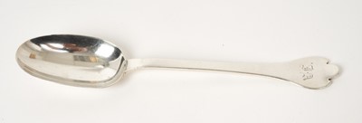 Lot 453 - Victorian silver Trefid pattern spoon, with rattail bowl and engraved initials (London 1883)