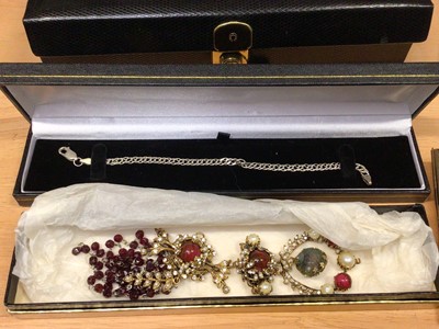 Lot 116 - Harrods London leather jewellery box, small group of costume jewellery and bijouterie