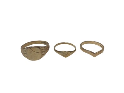 Lot 77 - Three 9ct gold rings to include a signet ring, heart shaped ring and a wishbone ring