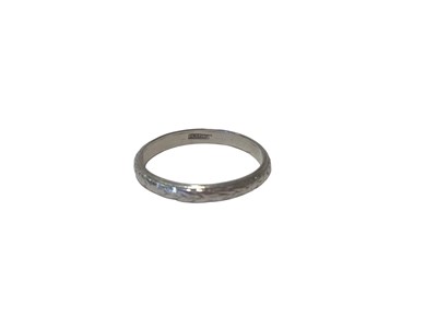 Lot 81 - Platinum wedding ring