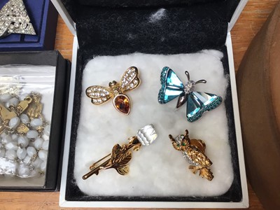 Lot 190 - Quantity of vintage and later costume jewellery including four Swarovski crystal brooches, simulated pearl necklaces