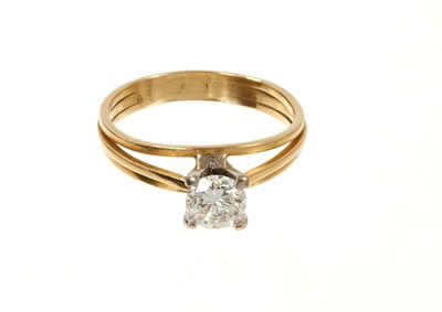 Lot 640 - Diamond single stone ring in a four claw platinum setting on an 18ct yellow gold three band shank