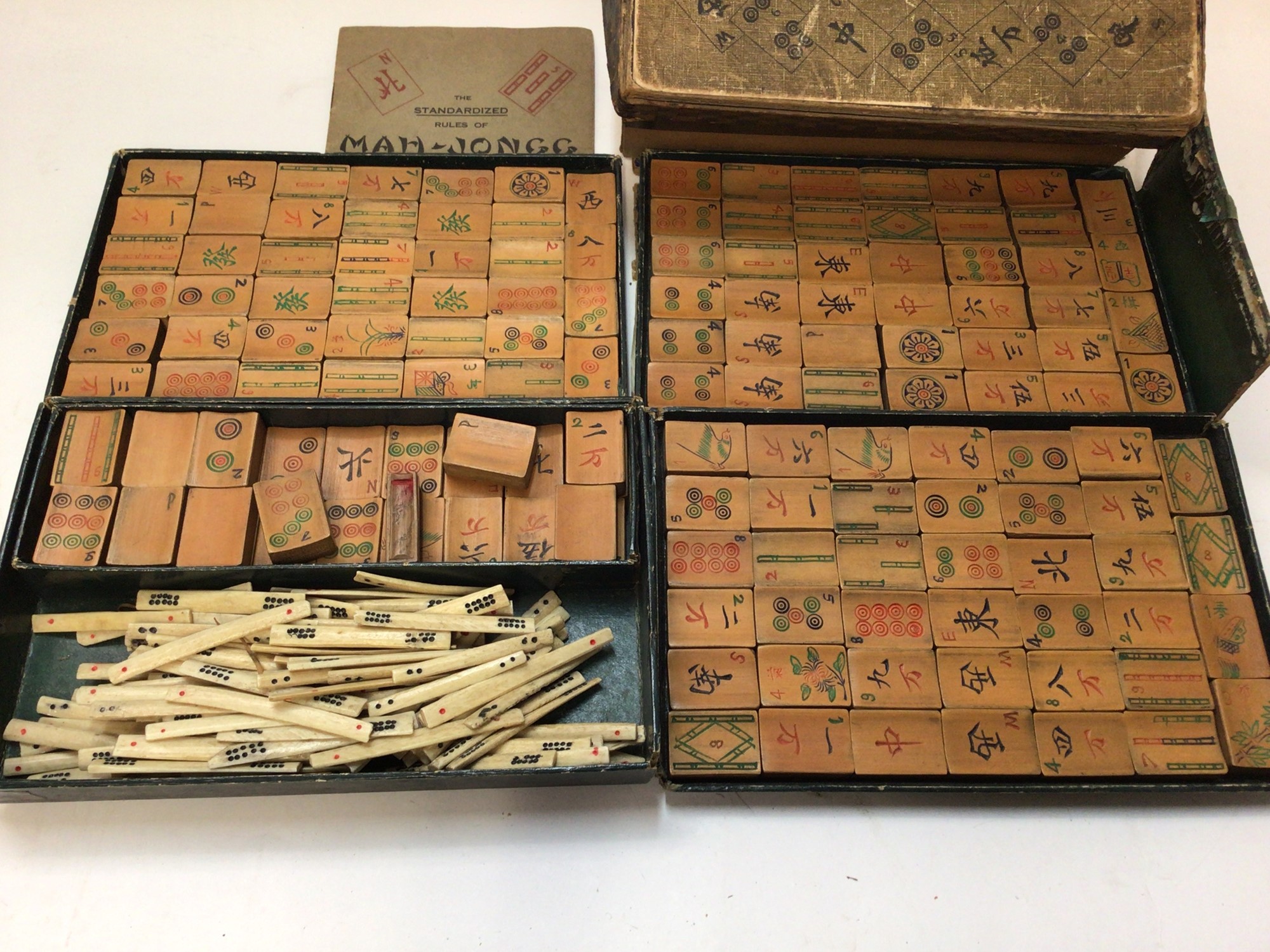 Lot 2412 - Bone and bamboo mahjong set