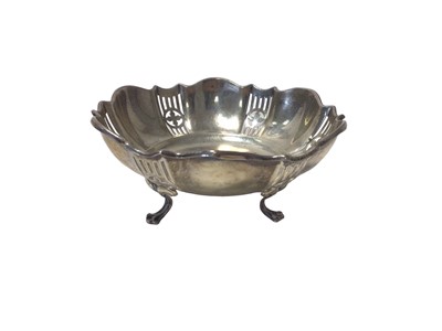 Lot 538 - 1920s silver bon bon dish on three scroll feet, 2ozs