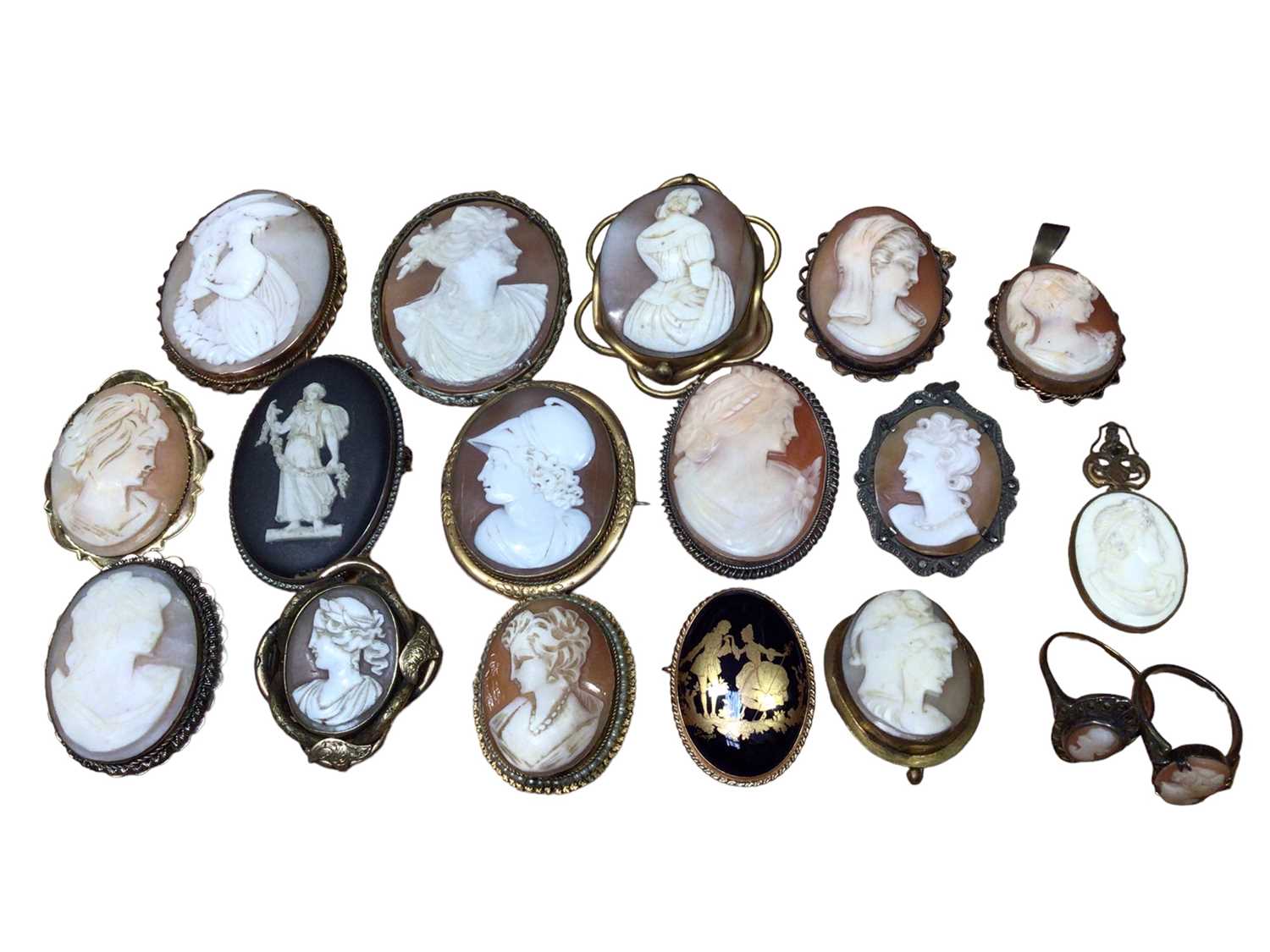 Lot 73 - Collection of antique and cameo brooches/ pendants