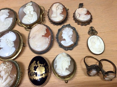 Lot 73 - Collection of antique and cameo brooches/ pendants