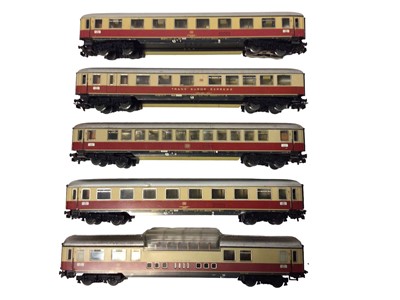 Lot 1858 - Marklin HO gauge  tin plate body DB maroon and cream carriages including observer coach, plus others (27)