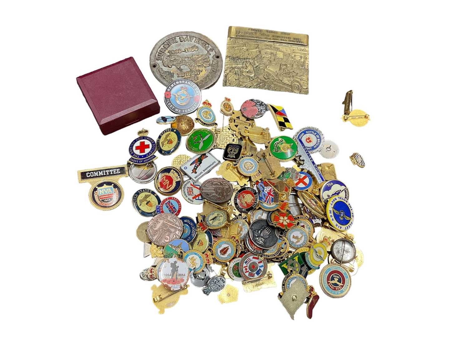 Lot 734 - Large collection of modern RAF and other military and souvenir badges (1 box)