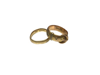 Lot 124 - 18ct gold wedding ring and 18ct gold buckle ring (2)