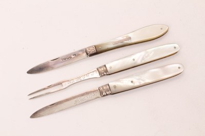 Lot 516 - Georgian silver folding fruit knife and fork, with mother of pearl handles