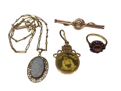 Lot 126 - Group of gold and yellow metal jewellery