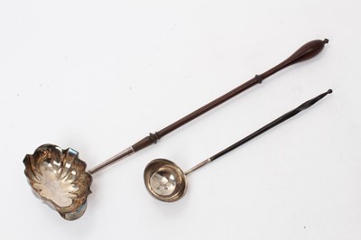 Lot 517 - Georgian silver toddy ladle with shaped bowl and turned wood handle (unmarked)