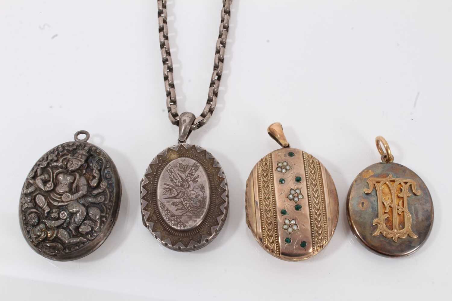 Click H Locket Lot 713 - Four Victorian lockets
