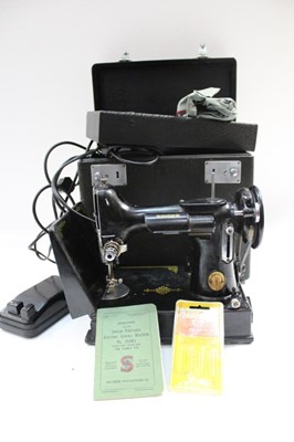 Lot 2426 - Singer 221 featherweight sewing machine in case (no. EF 161002)