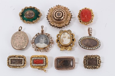 Lot 659 - Group of antique brooches and pendants