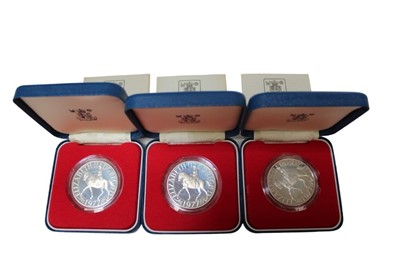 Lot 553 - World - Mixed coinage to include G.B. Royal Mint proof sets 1972, 1981, 1982, uncirculated sets 1992, 1993 silver Britannia £2 2007, silver proof's Britannia 2003, Crown's 1977 x 3, 1981, 1990, 200...
