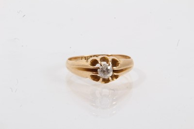 Lot 726 - 18ct gold and diamond ring