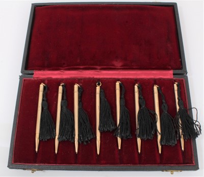 Lot 723 - Set of eight 9ct gold bridge pencils in fitted box