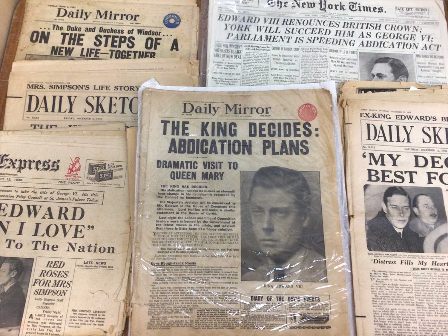 Lot 62 - Fascinating collection of King Edward VIII abdication crisis newspapers (19)