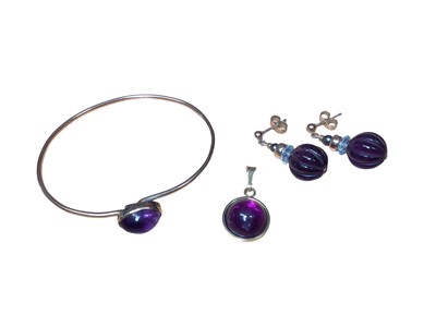 Lot 219 - Pair of 9ct gold carved amethyst, aquamarine and grey pearl pendant earrings, yellow metal (333) mounted purple cabochon pendant and a similar style bangle
