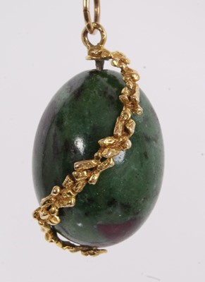 Lot 684 - 1970s 9ct gold mounted hard stone egg pendant