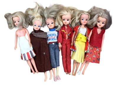 Lot 1938 - Qty of 1970s/80s Sindy, Sindy 033055X, including 3 Diana Sindy models plus 14 others.  Also various other assorted 'Sindy' dolls and limbs