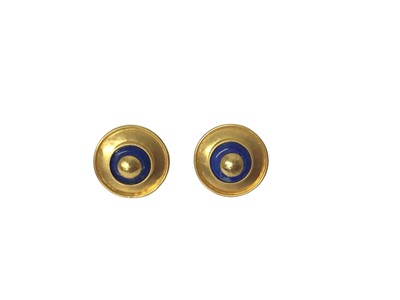 Lot 612 - Pair of 18ct gold and lapis lazuli earrings, the circular target shaped discs with post fittings, 19mm diameter.