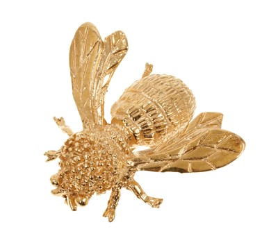 Lot 621 - Novelty gold brooch in the form of a bumblebee with textured gold decoration, 25mm.