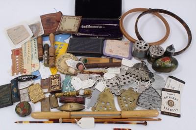 Lot 1004 - Assorted sewing accessories, including needlecases, etui case, sundries