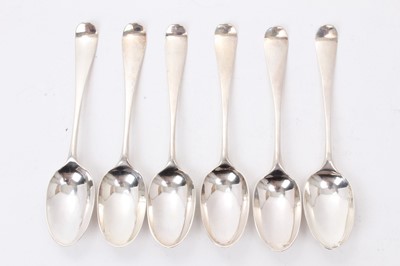 Lot 411 - Set of six Georgian silver shell back Hanoverian pattern teaspoons (marks rubbed) makers mark possibly TE/GS. All at approximately 2ozs