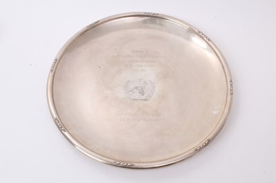 Lot 587 - Large contemporary American Sterling silver dish, with  engraved presentation inscription