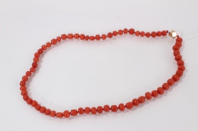 Lot 318 - Coral bead necklace