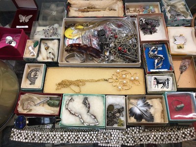 Lot 1087 - Group of vintage costume jewellery including various bead necklaces, brooches, agate bracelet, paste set belt and other bijouterie