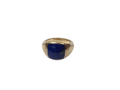 Lot 1011 - Gold (stamped 14k) lapis lazuli panel ring