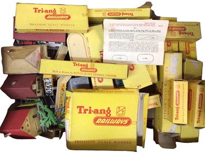 Lot 1818 - Triang TT gauge train set