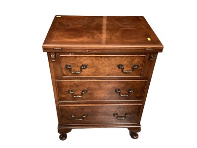 Lot 1224 - Georgian style walnut finished bachelors chest of three drawers