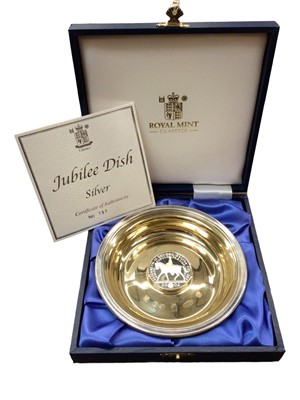 Lot 1039 - Silver jubilee silver dish in case with certificate, together with a silver napkin ring