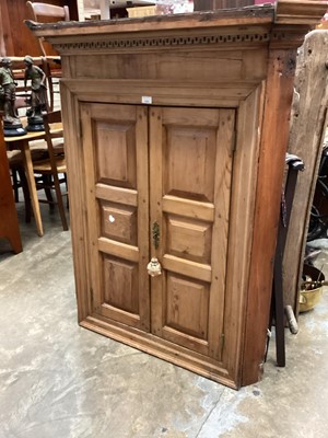 Lot 1302 - Georgian pine hanging corner cupboard