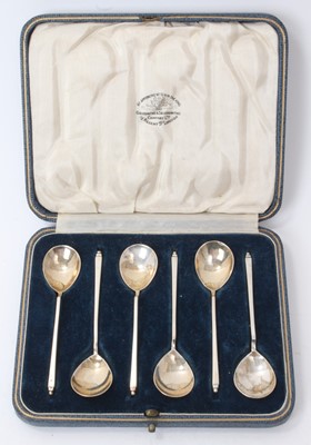 Lot 277 - Cased set of silver teaspoons by Goldsmiths and Silversmiths