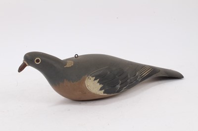 Lot 1392 - Decoy pigeon