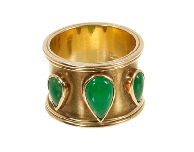 Lot 338 - Jade and gold ring