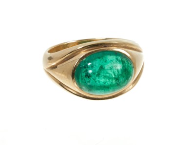 Lot 339 - Emerald and gold ring