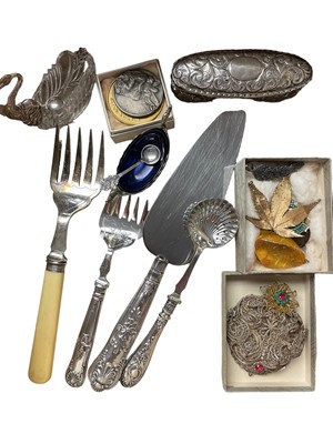 Lot 1030 - Silver handled cutlery, bijouterie and sundries